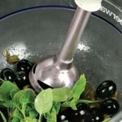 Перебрать базилик, тщательно промыть и высушить. Каперсы и оливки  выложить на сито, подождать пока стечет вся жидкость. Оливки, каперсы и базилик  положить в чашу блендера (миксера), измельчить.  Переложить в глубокую миску, добавить тертые  сухари и оливкового масла, хорошенько перемешать.  Масса из каперсов и оливок называется Тапенадом. Данный соус  имеет огромную популярность в странах Средиземноморья, в частности в Италии.  Во французской провинции  Прованс в соус добавляют еще  и небольшое количество темного рома.
