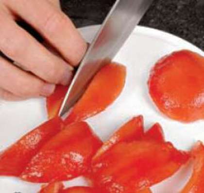 На томатах делаем крестообразные надрезы, обдаем их кипятком,  снимаем кожицу, удаляем семена.  Мякоть нужно нарезать длинными брусками.  Приправить солью и перцем по вкусу.