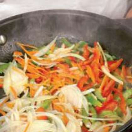 Почистить морковку и лук, нарезать соломкой. Промыть сладкий перец, разрезать напополам, сердцевину нужно удалить. Нарезать мякоть так же, как морковь и лук. Разогреть растительное масло в сковороде, в течении 4 минут обжаривать овощи, добавить к измельченной капусте, посолить  и поперчить по вкусу, хорошенько перемешать.  Начинка шариков может быть разнообразной, добавим немного недоваренного риса либо другие овощи, например кабачки, помидоры, фасоль.