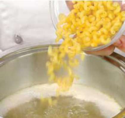 Довести до кипения куриный бульон (можно развести бульонные кубики; в этом случае суп не надо солить). Поместить макароны в бульон и варить 5 минут.