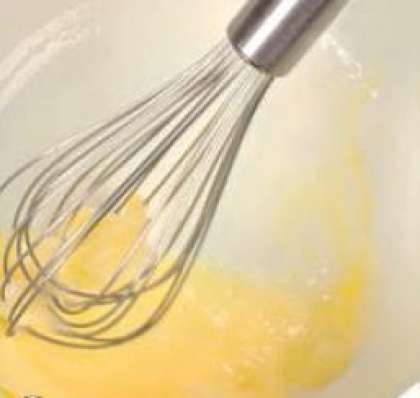 Пока готовятся макароны, взбиваем куриные яйца в пену, добавляем сок из 1 лимона  и 1 столовую ложку прохладной воды. Оставшийся  лимон нарезать кружочками, мелко нарезать зелень.