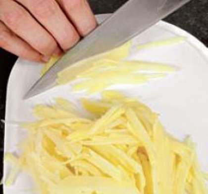 Картофель очистить, нарезать тонкой соломкой, выложить на бумажные салфетки, чтобы картофельная  соломка хорошо обсохла.