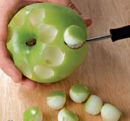 Ягоды перебрать, вымыть и разложить на бумажные салфетки, чтобы  они обсохли. С помощью ножа-выемки вырезать из яблока шарики.