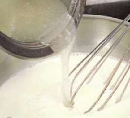 Смешать желатин и молоко в одной посуде, дождаться набухания. Нагревайте на среднем огне, периодически помешивая,  пока желатин не растворится. Убрать с огня,  добавить 2 ч. л. сахара и ванилина.