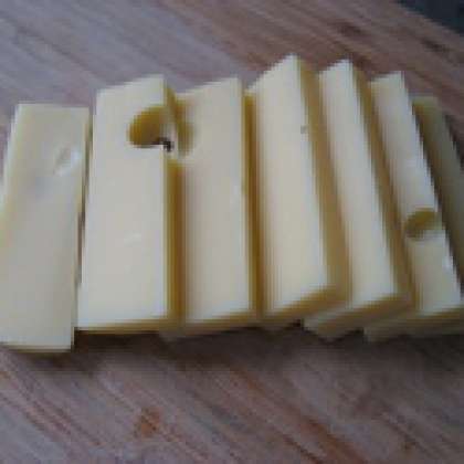 Сыр нарезать прямоугольниками.