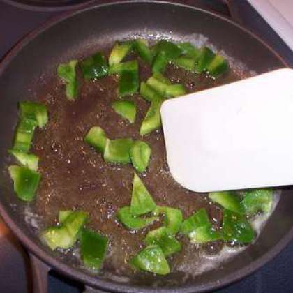 Нарезать зеленый перчик и обжарить его в 1 ст. ложке сливочного и в 2 ст. ложках оливкового масел.