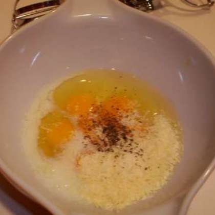 Разбейте в миску 6 крупных яиц. Налить 1/4 чашки молока и добавить 1/3 стакана тертого сыра пармезан, 1/2 чайной ложки сухого базилика, соль и перец по вкусу.
