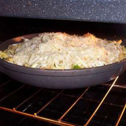 Поместите сковороду с Фриттатой в предварительно нагретую духовку.