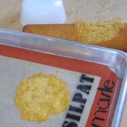 Выкладываем чипсы с помощью тонкой лопаточки-шпателя. Пока чипсы теплые Вы можете придать им любою форму.