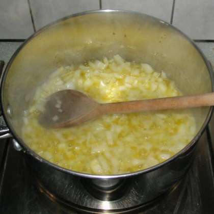 Растопить сливочное масло в кастрюле и потушить лук с чесноком. Примерно 6 минут.