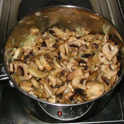 Следующим шагом добавляем грибы. Тушим шампиньоны с луком в течении 3 минут. Постоянно помешивайте.