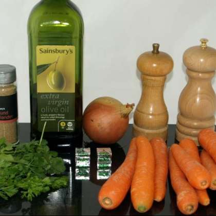 Ингредиенты к морковному супу и подготовка:   Нарезать морковь, грубо нарезать лук, удалить стебли и грубо нарезать листья кинзы.