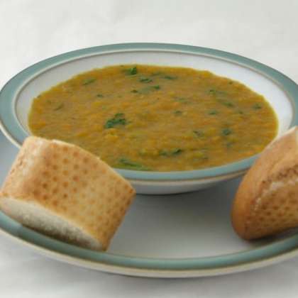 Смешайте суп в блендере до кремового состояния. Посолите и поперчите на ваш вкус. Добавить нарезанные свежие листья кинзы. Подавать суп с французскими булками или свежим ржаным хлебом. Приятного аппетита!