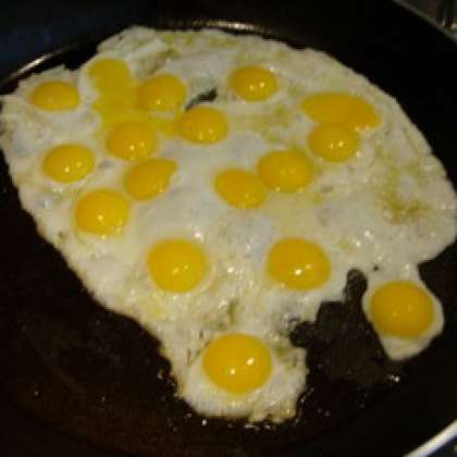Обжарить перепелиные яйца в той же сковороде.