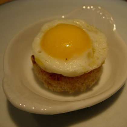 Соберите канапе: Хлеб, ветчина, яйцо. Приятного завтрака!