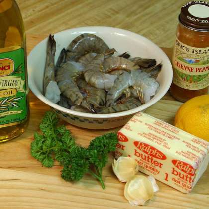 Разморозить и очистить креветки. Смешать в небольшой миске: креветки, чеснок, соль, перец и оливковое масло. Оставить в сторонке на пару минут.