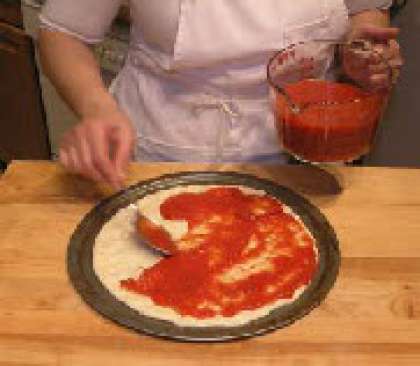 Разогрейте духовку до 260 C. Смешайте в блендере помидоры, 1 ст. ложку оливкового масла, соль и перец. Распределите томатный соус по поверхности основы.