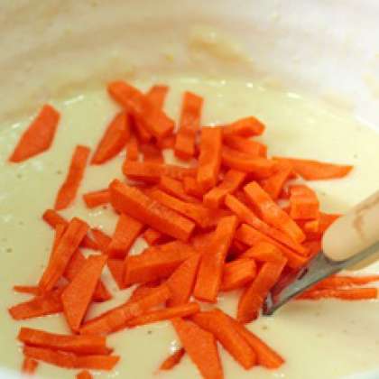 Нарезать соломкой морковь и добавить в тесто.
