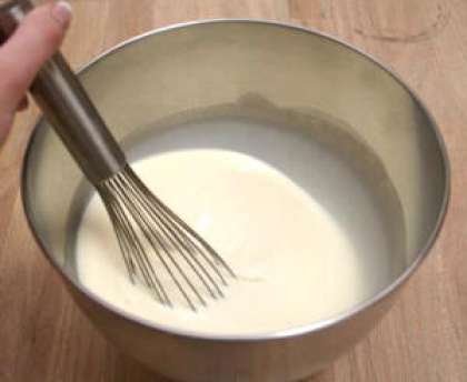 Теперь во взбитые яйца добавьте смешанное молоко со сливками, взбитые сливки, сахар и ваниль.