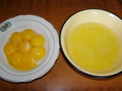 Отделяем яичные белки от желтков, пока остывают орехи.