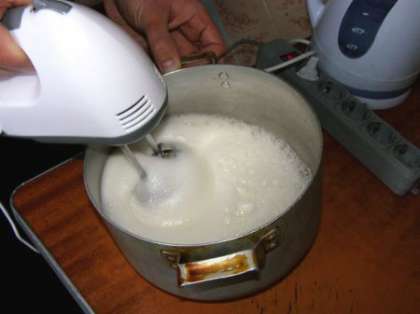 Взбить яичные белки с 1 щепоткой соли. Затем, добавляем муку и сахар (постепенно).