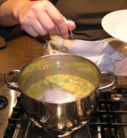 Как рис будет готов, преправить суп солью и перцем, по вкусу. Добавить пармезан...