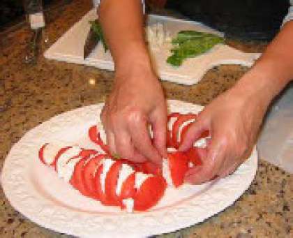 Порежьте помидоры и моцареллу на пластинки 5 мм толщиной. Удалите сок и зёрнышки у помидор, если хотите. И выложите на тарелку чередуя между собой моцареллу и помидоры.