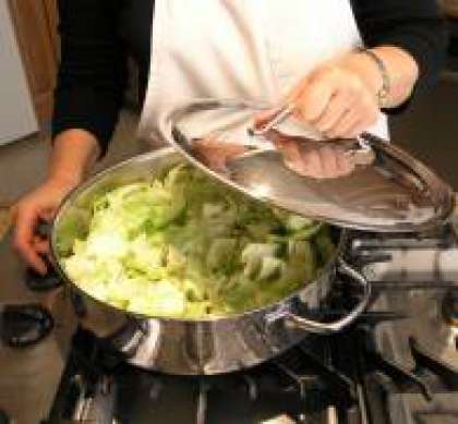 Накройте крышкой и готовьте в течении 10-15 минут или до того как капуста станет мягкой. Во время готовки посматривайте и при необходимости добавьте воды, если капуста выделяет мало сока.