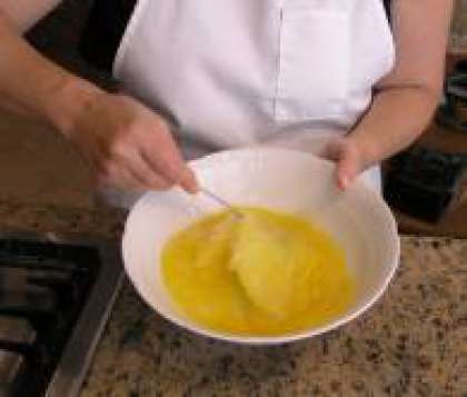 Слегка взбить яйца, чтоб они преобрели однородный цвет. Добавьте соль и перец по вкусу.
