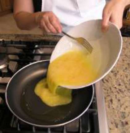 Как нагреется масло, влейте яйца