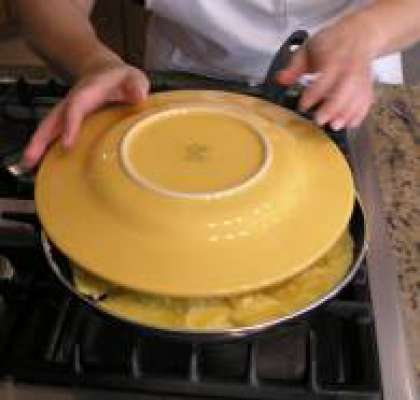 Поместите на сковороду блюдо, чуть большего диаметра. Перед этим убидитесь что яйца достаточно твердоваты и не сильно растекаются.