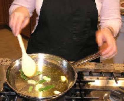 В сковороду влить оливковое масло, огонь поставить средний. Добавить чеснок и шалфей. Обжаривать пока чеснок не начнёт менять цвет на бледно коричневый.