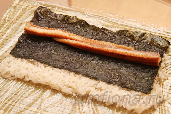 Нарежьте угря для суши (unagi kabayaki) длинными ломтиками и выложите на середину нори.