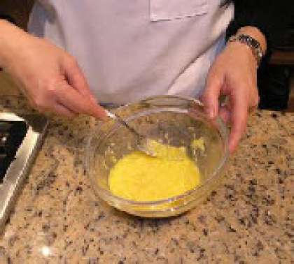 В миске взбить яйца, сыр, соль и цедру.
