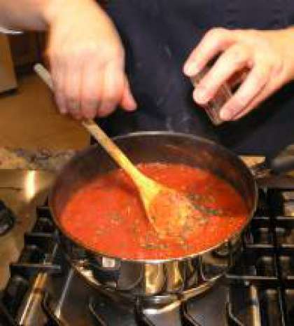 Когда соус готов, добавьте петрушку и орегано. Перемешайте. Выключите плиту.Соус готов к применению по назначению.