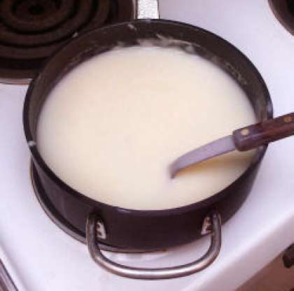 После того, как все ингредиенты перемешаны вместе, переместите суп обратно в кастрюлю, чтобы нагреть его. Нагревайте на медленном огне, чтобы избежать кипения.