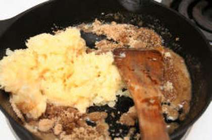 Положите на сковороду 3 ст. ложки масла и включите плиту на среднйи огонь. Пока масло тает, слейте воду с ананаса. Когда масло растает, выложите весь ананас м сковороду и добавьте 3/4 чашки коричневого сахара. очень хорошо перемешайте.