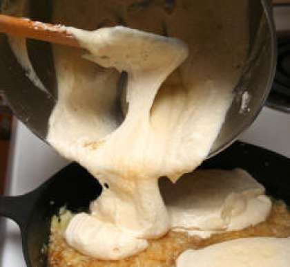 Залейте готовое тесто на ананас (см. картинку) в сковороде и распределите равномерно. Теперь поставьте пирог в разогретую печь и выпекайте в течение 1 часа.