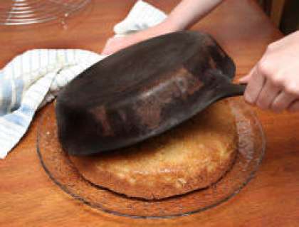 Когда пирог будет готов, достаньте из печи и дайте ему остыть. Затем аккуратно, перевернув форму, выньте его на тарелку.
