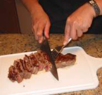 Порежте мясо на порционные куски