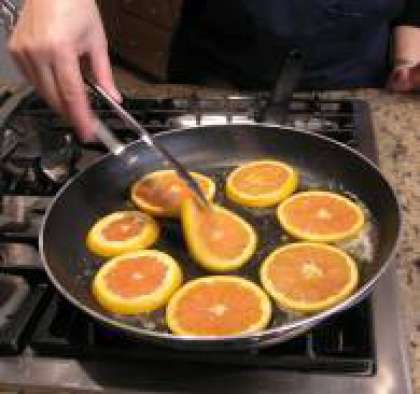 Растопите сливочное масло в сковороде, как оно начнёт пенится обжарьте в нём апельсины, по 1-2 минуты с обоих сторон, на среднем огне.