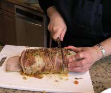 Порежте аккуратно мясо на порции.