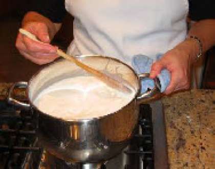 Поставьте на плиту и помешивайте деревяной ложкой, пока соус не закипит и не разбухнет