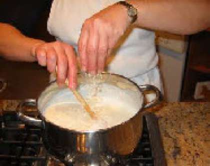 Выключите плиту и добавьте соль, сыр и орех. Хорошенько перемешайте. Соус готов к употреблению.