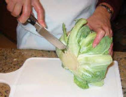 Срезать нижнюю часть капусты.