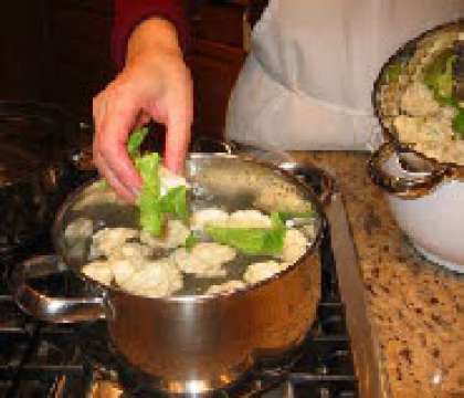 Поместить капусту в кипящую подсоленную воду, готовить пока капуста не станет нежной, но при этом сохранит прочность. Не переварите. Откиньте на друшлаг.