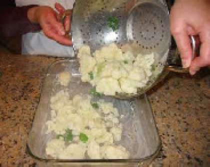 Разогрейте духовку до 180 °С. Смажьте форму маслом и переложите капусту.