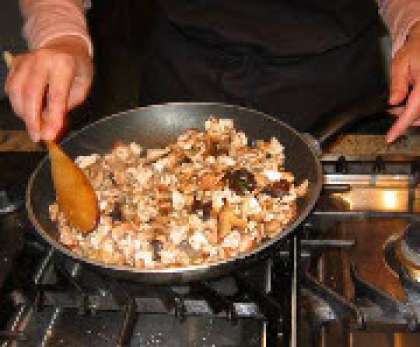 Включите духовку (200 °С). Поставьте сковороду на средний огонь, положите масло. Как масло начнёт пениться добавьте грибы и тимьян. Жарьте грибы до мягкого состояния, дайте жидкости испариться.