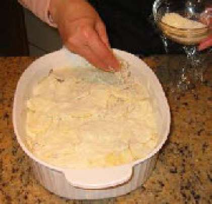 Посыпьте равномерно сыром пармезан.