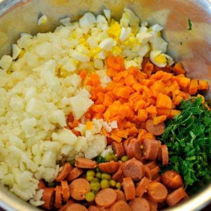 Покрошить яйца, вареную морковь и отварной картофель. Добавить все в миску.